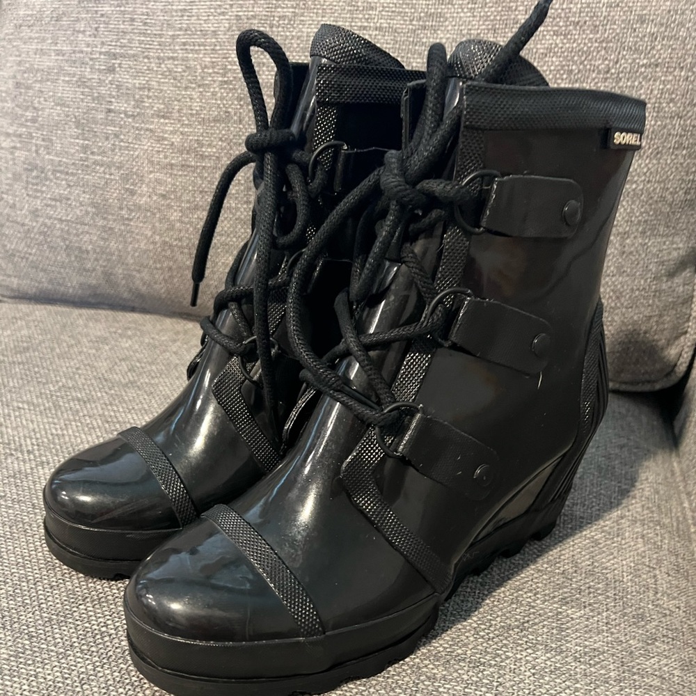 Joan of Artic wedge rain boot🖤